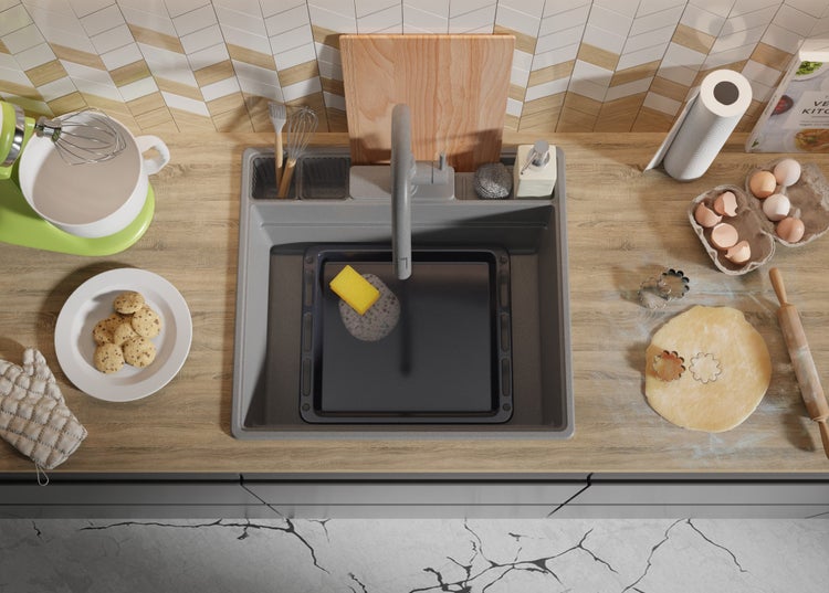 Küchenszene mit Spüle, Küchenutensilien und Zutaten zum Backen.