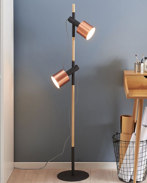 Stehlampe mit zwei Strahlern aus Metall und Holz im Raum