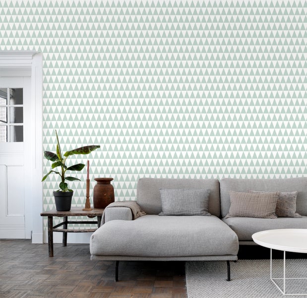 Wohnzimmer mit Sofa und Wandtapete mit Dreiecksmuster