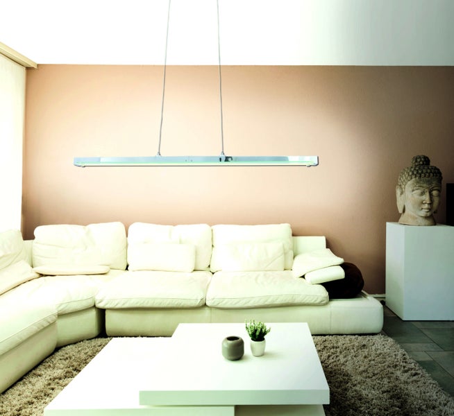 Wohnzimmer mit Beleuchtung, Sofa und Dekoration