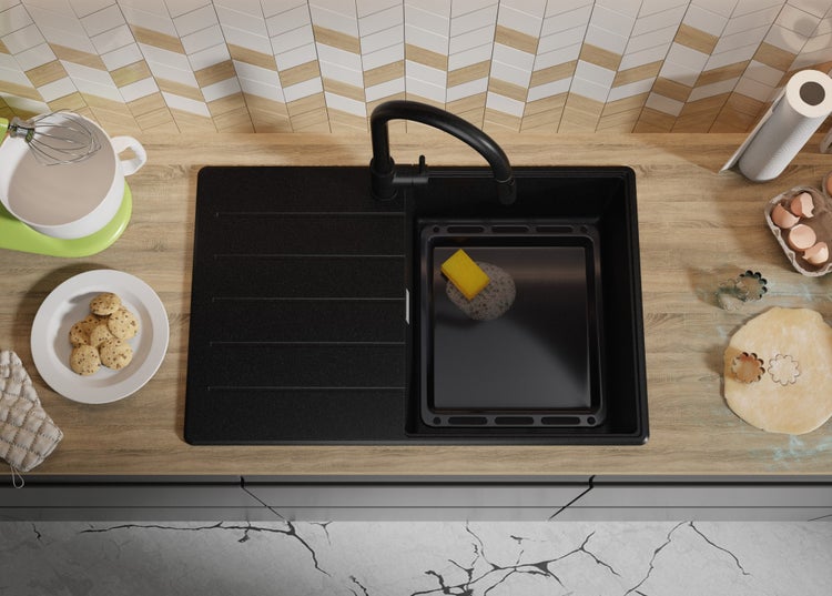 Küchenszene mit Spüle, Armatur, Backblech, Küchenutensilien und Lebensmitteln