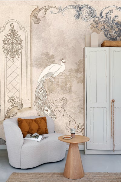 Dekorative Szene mit Tapete mit Pfauenmotiv, Sessel, Beistelltisch und Schrank für eine stilvolle Inneneinrichtung.