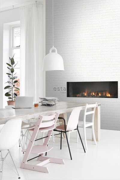 Heller Raum mit Esstisch, Stühlen, Kamin und Pendelleuchte