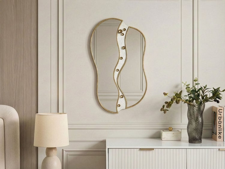 Dekorativer Wandspiegel mit unregelmäßiger Form und goldenem Rahmen
