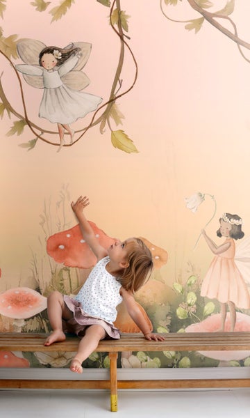 Illustrierte Tapete mit Waldfee-Motiv im Kinderzimmer