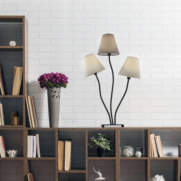 Dekorative Regaleinheit mit Büchern, Pflanzen, Dekoration und einer Dreifach-Tischleuchte