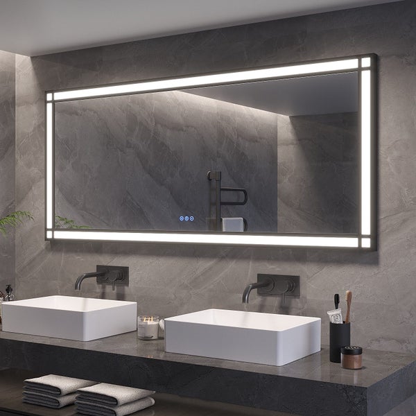 Moderner Badezimmerspiegel mit integrierter LED Beleuchtung und Touch Sensor über zwei Aufsatzwaschbecken auf einem Waschtisch mit Steinoptik.