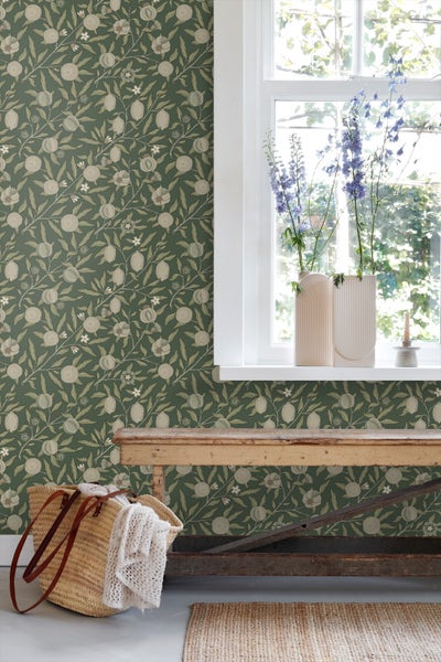 Schlafzimmer mit gemusterter Tapete, Bett und Nachttisch