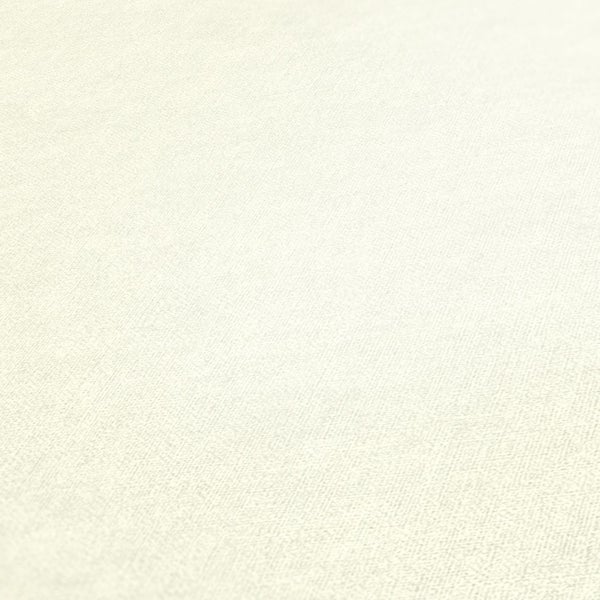 Wohnraum mit rosa Sideboard, Lampe und Dekoartikeln