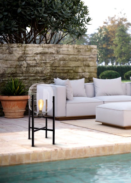 Gartenszene mit einer Stehleuchte, einem Sofa und einem Pool