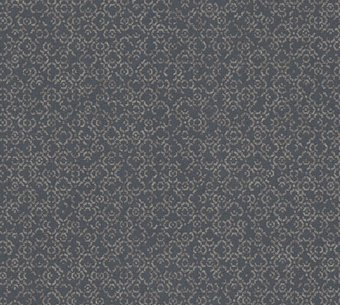 Szene mit Turmventilator, Frau auf Sofa und Hund im Wohnzimmer