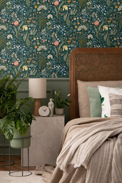 Tapetenmuster mit Blumen und Blättern auf dunklem Hintergrund