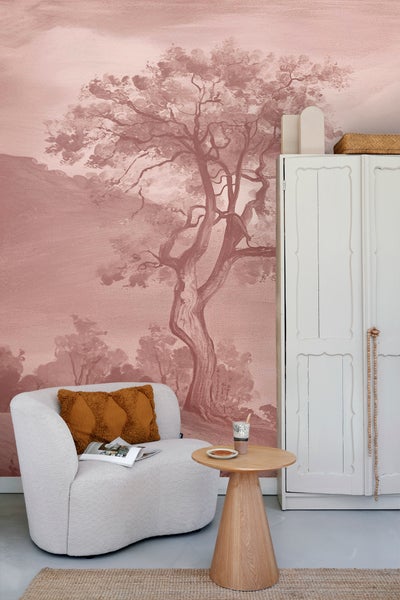 Wohnzimmer mit Fototapete mit Baum, Sessel und Holztisch