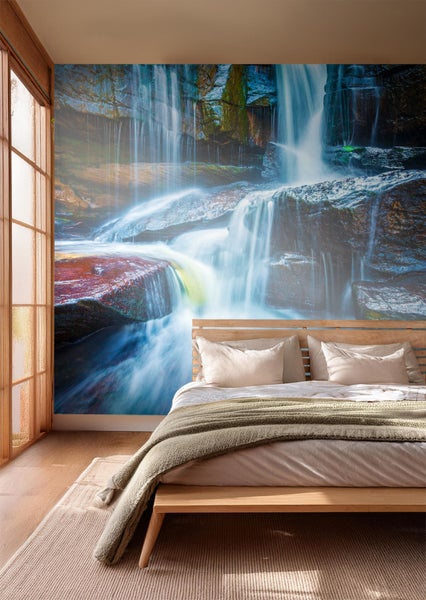 Wandbild mit Wasserfallmotiv über einem Bett im Schlafzimmer