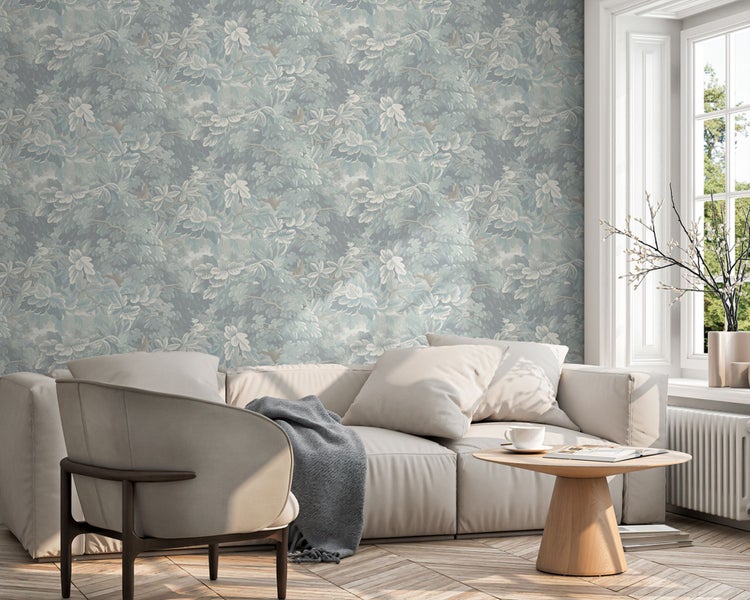 Wohnzimmer mit gemusterter Tapete, Sofa und Sessel