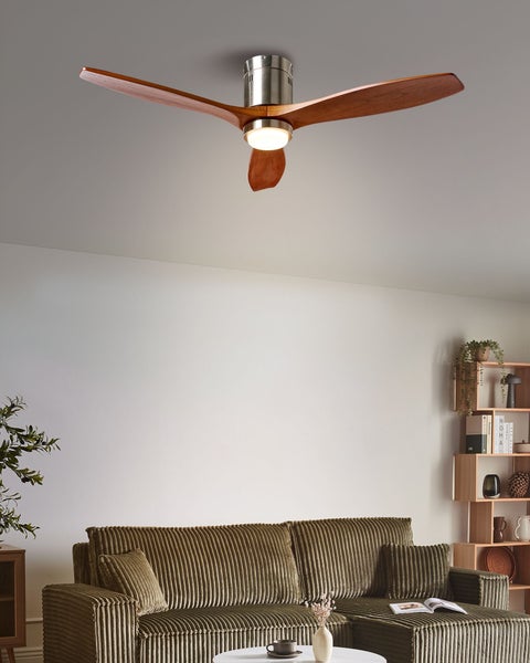 Deckenventilator mit Holzflügeln und integrierter Beleuchtung in einem Wohnzimmer