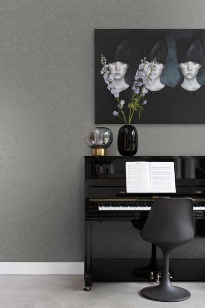 Zimmer mit Klavier, Stuhl, Tischlampe, Vase mit Blumen und einem Gemälde