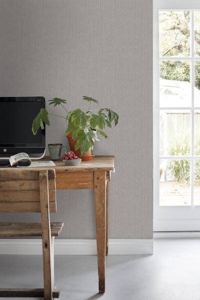 Graue Tapete mit feiner Textur in einem Zimmer mit Schreibtisch