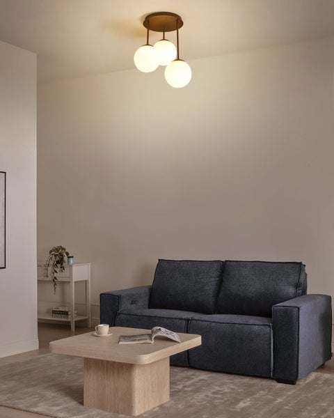 Technische Zeichnung einer Deckenleuchte mit drei Kugelschirmen und Maßangaben.