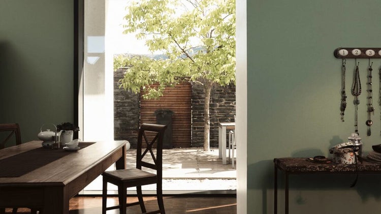 Helles Zimmer mit Holztisch, Stühlen und Blick auf den Garten