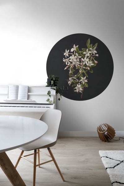 Wohnraum mit runder Wanddekoration mit Blumenmuster, Klavier und Esstisch