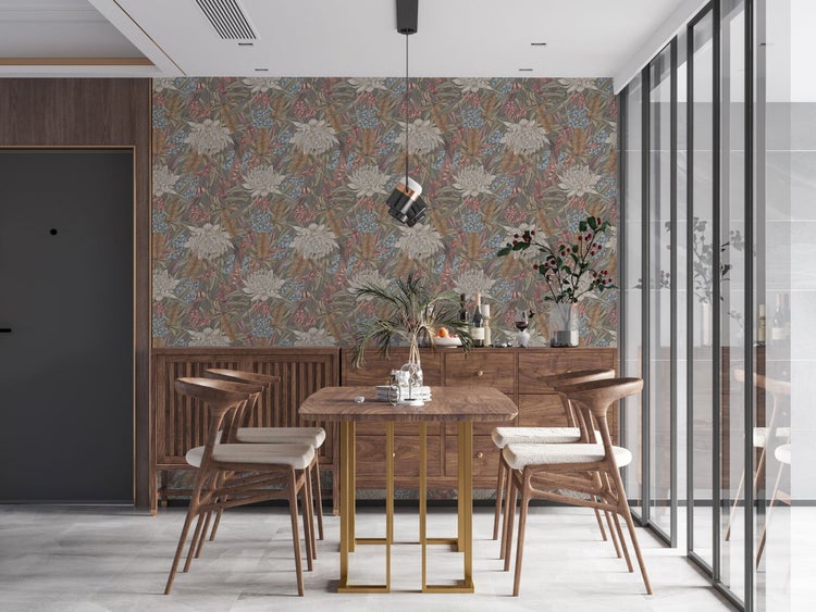 Dekoratives Zimmer mit Blumendekor Tapete, Kommode und Vasen