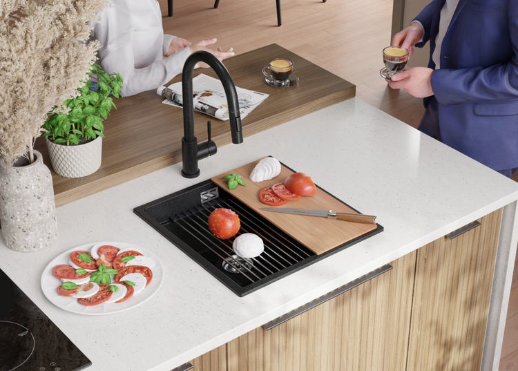 Küchenspüle mit Abtropfgitter, Armatur und Zubereitung von Caprese