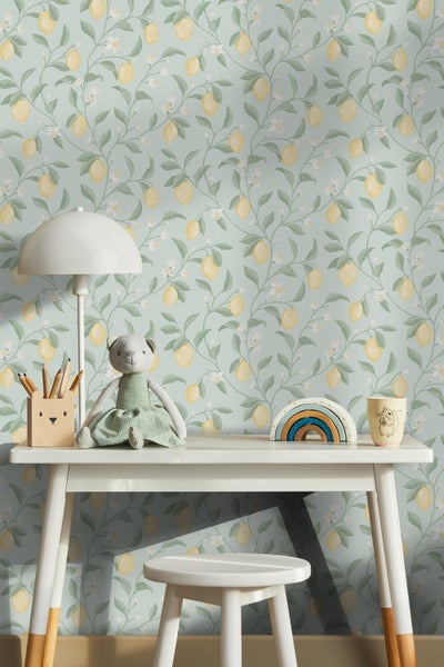 Kinderzimmer mit Schreibtisch, Stuhl und Tapete mit Zitronenmuster