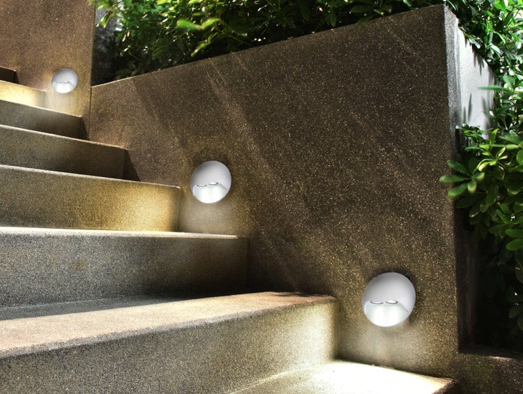 Treppe mit runden Wandleuchten zur Beleuchtung des Aussenbereichs
