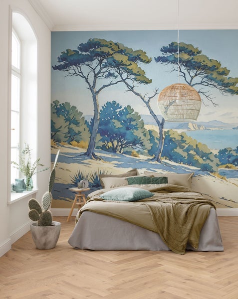 Schlafzimmer mit Bett, Nachttisch, Zimmerpflanze und Landschaftstapete