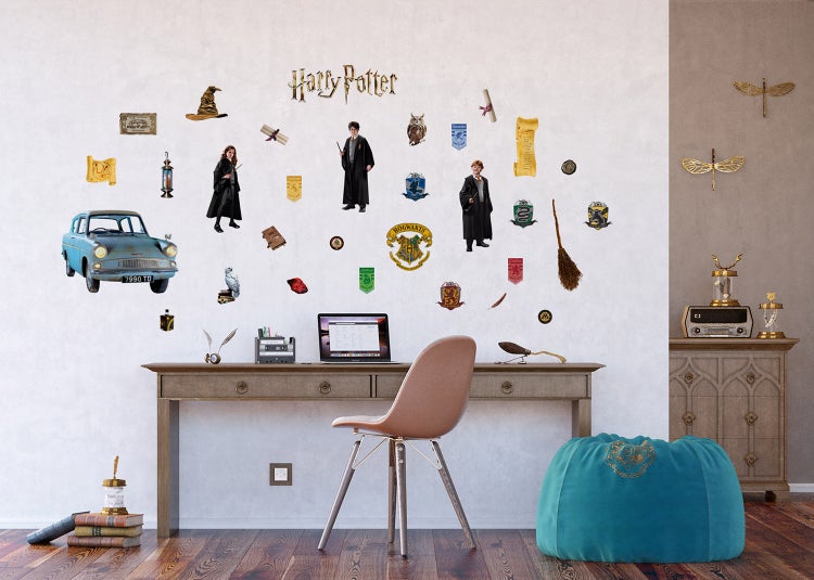 Harry Potter Wandsticker mit Charakteren und Motiven über einem Schreibtisch in einem hellen, organisierten Zimmer.