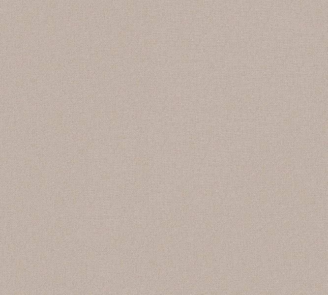 Dekorative Gegenstände auf einem Holzregal vor einer Wand