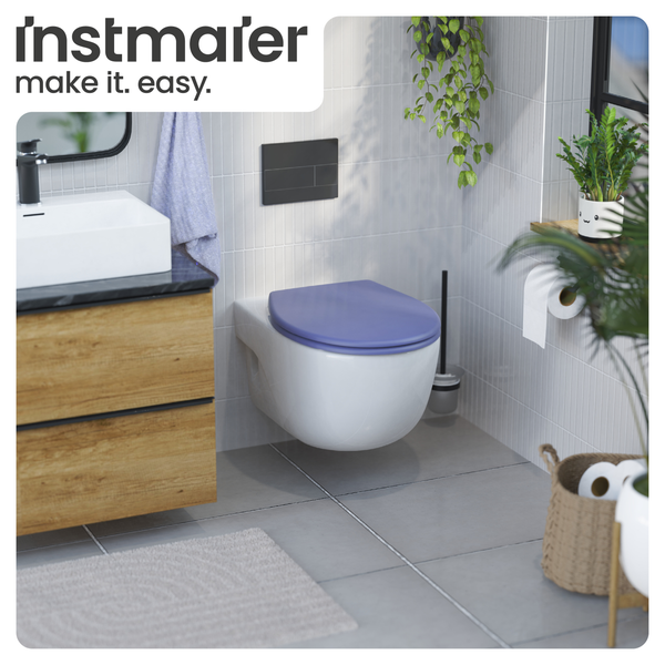 Modernes Badezimmer mit Hänge-WC mit blauem Sitz, Waschtisch und Dekorationen.