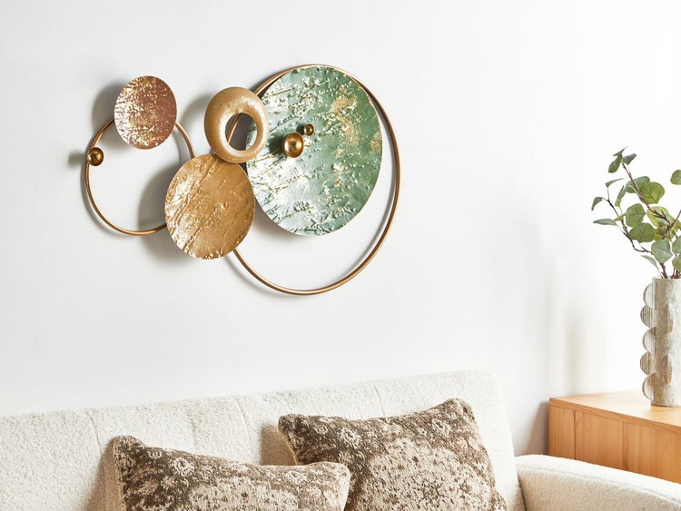 Wanddekoration aus Metall mit Kreisdesign über einem Sofa