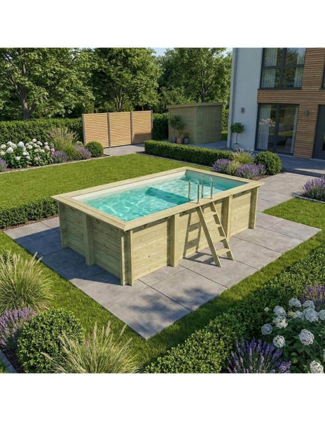 Holzpool mit Leiter im Garten