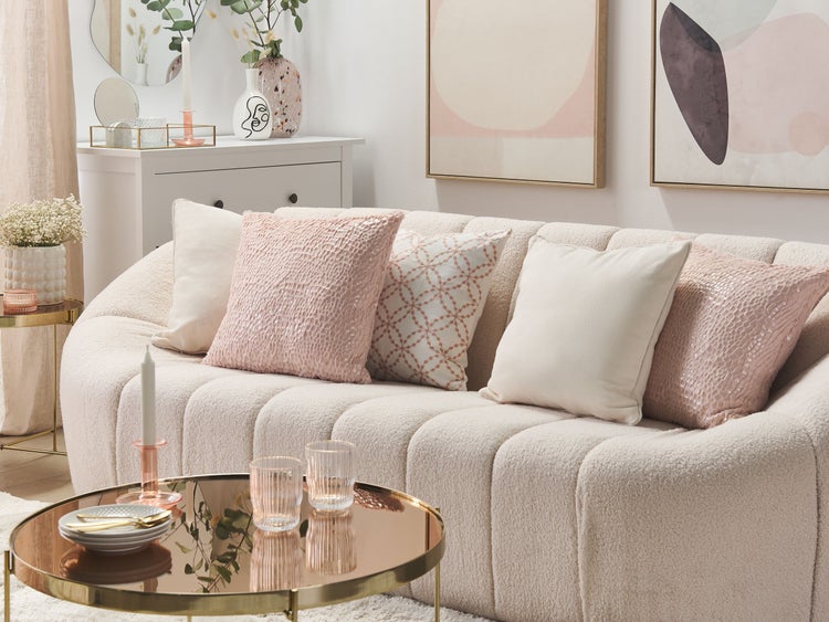 Dekoratives Wohnzimmer mit Sofa, Kissen, Couchtisch und Accessoires