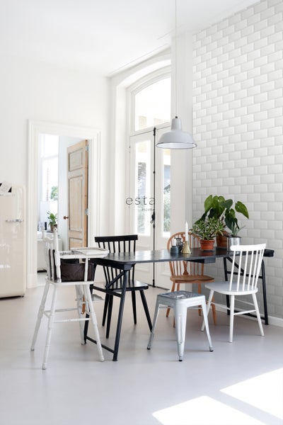 Esszimmer mit Esstisch, Stühlen, Pflanzen und Metrofliesen
