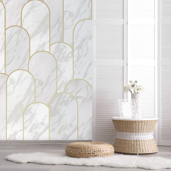 Raum mit Marmortapete, Beistelltisch, Sitzkissen, Raumteiler und Teppich