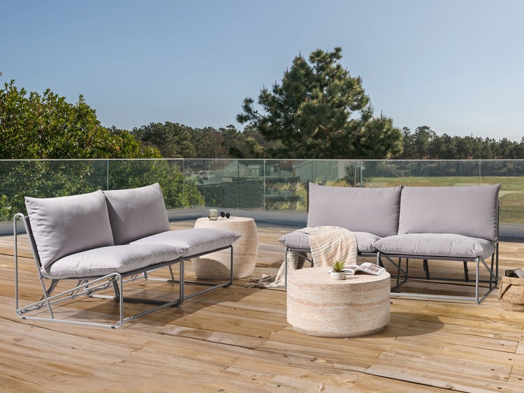 Terrasse mit Sitzmöbeln und Beistelltischen für den Außenbereich