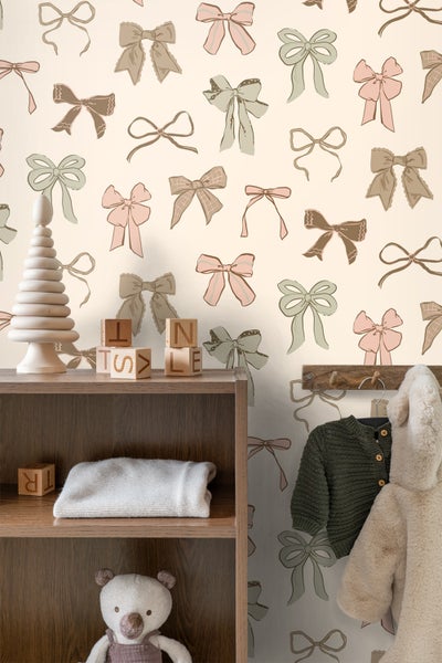 Kinderzimmer mit Regal, Spielzeug und Schleifenmuster-Tapete