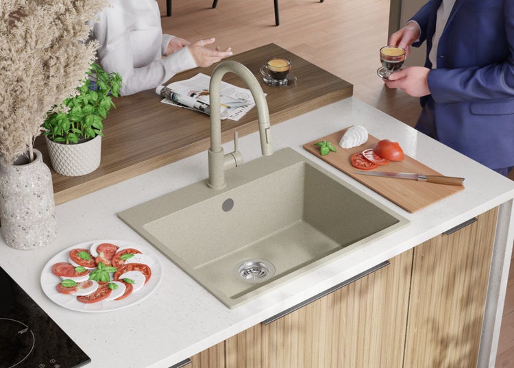 Küchenszene mit Spüle, Armatur und Speisen auf der Arbeitsfläche