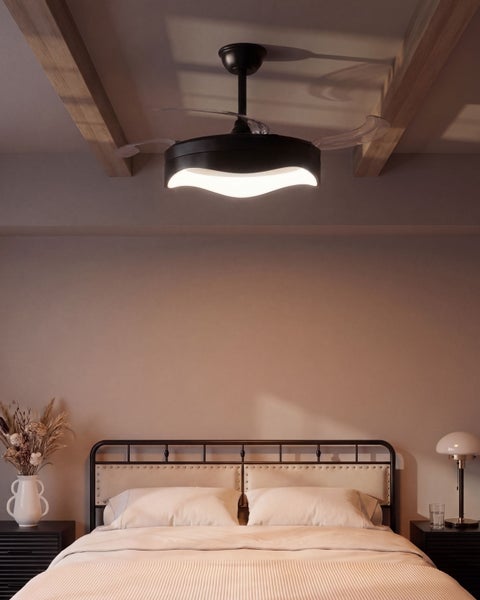 Deckenventilator mit LED Beleuchtung in einem modern eingerichteten Schlafzimmer mit Holzbalken an der Decke.