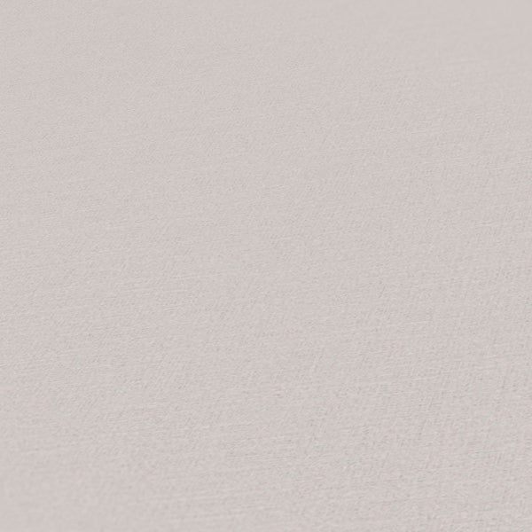 Zwei graue Eurobehälter, die übereinander gestapelt sind, und eine Person, die farbige Griffe anbringt