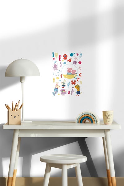 Dekoratives Wandtattoo mit Peppa Pig Motiven im Kinderzimmer aufgetragen.