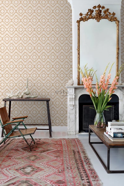 Wohnzimmer mit gemusterter Tapete, antikem Spiegel, Kamin und Teppich