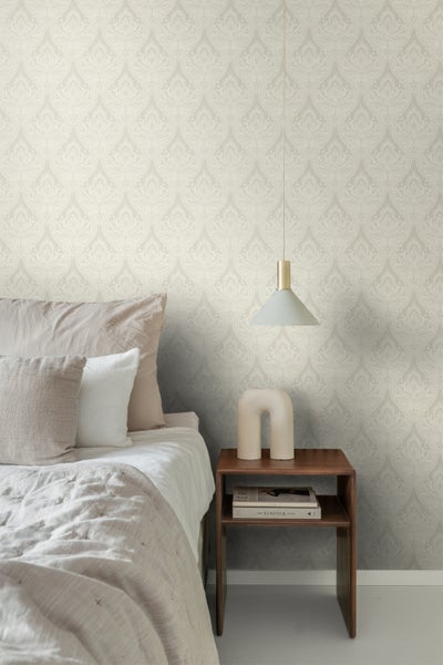 Schlafzimmer mit gemusterter Tapete und Nachttisch