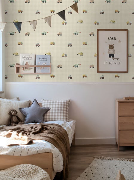 Modernes Kinderzimmer mit Tapete mit Baustellenfahrzeug-Motiv wie Bagger und Traktoren, Holzbett und Kommode.