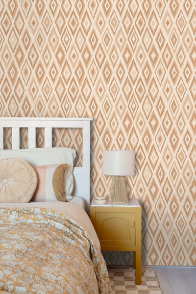 Schlafzimmer mit gemusterter Tapete, Bett und Nachttisch