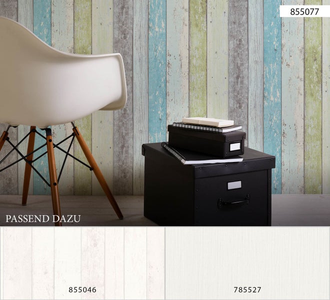 Heller Essbereich mit Holztisch, Stühlen und Regal vor einer Wand mit Holzpaneel Tapete.