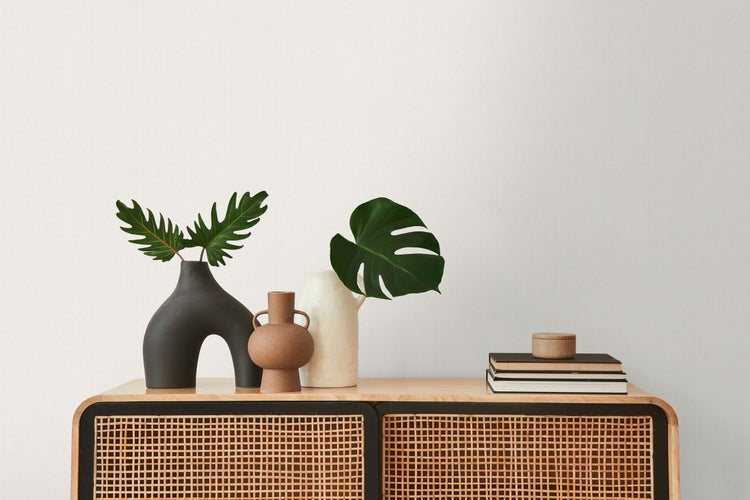 Dekoratives Sideboard mit Vasen und Büchern zur Raumgestaltung